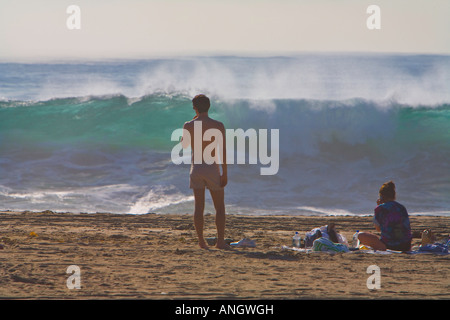 Menschen beobachten große Wellen bei Zuma Beach Malibu Los Angeles County Kalifornien Vereinigte Staaten Stockfoto