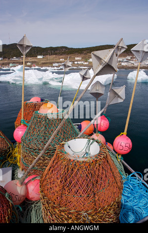 Krabben Sie-Töpfe auf dem Deck der "Bromley Venture" eine Krabbe Fischerboot im Hafen von Conche nicht in der Lage, das Dock wegen Packeis zu verlassen, Stockfoto