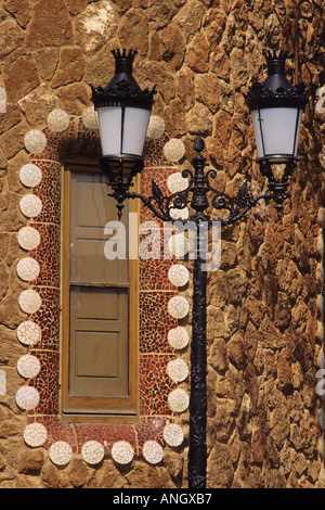 Spanien Barcelona Antoni Gaudi i Cornet Guell Park. Nahaufnahme von Straßenlaterne und Fenster. Moderne Bewegung. UNESCO-Weltkulturerbe Stockfoto