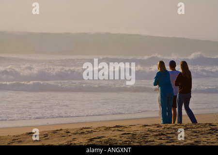 Menschen beobachten große Wellen bei Zuma Beach Malibu Los Angeles County Kalifornien Vereinigte Staaten Stockfoto