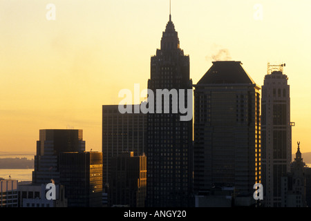 New York City Lower Manhattan Financial District, Wolkenkratzer der Wall Street, die sich vor einem gelben Abendhimmel abzeichnen. USA Stockfoto