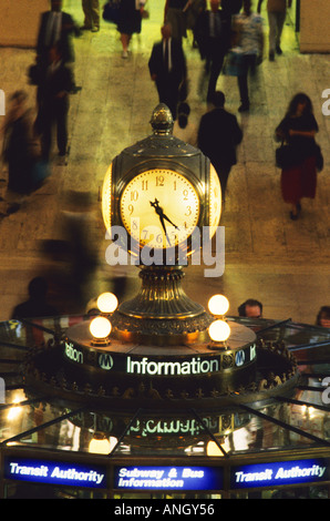 USA New York New York City NYC Grand Central Station Uhr am Informationszentrum Rush Hour Massen Stockfoto