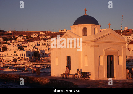 kleine Kirche mit blauer Kuppel bei Sonnenuntergang in Mykonos Griechenland Stockfoto