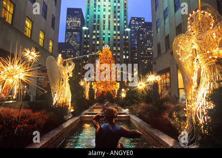 Weihnachtsschmuck am New York City Rockefeller Center Plaza. Weihnachtsbaum und Engel. 30 Rockefeller Plaza, Comcast Building. Art déco-Gebäude. Stockfoto