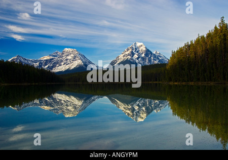 Kanadischen Rocky Mountains im Leech See widerspiegelt; Whirlpool-Peak auf der linken Seite und Mt Fryatt rechts, Jasper Nationalpark, Alberta, Stockfoto