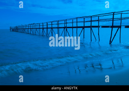 Pier am Lake WInnipeg in der Morgendämmerung, Matlock, Manitoba, Kanada. Stockfoto