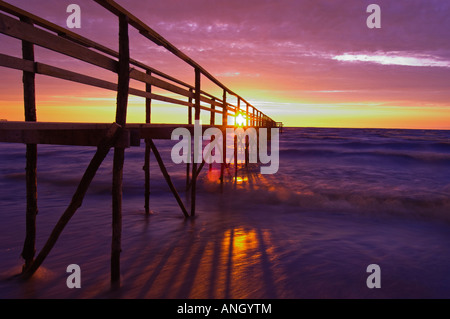 Pier am Lake WInnipeg bei Sonnenaufgang, Matlock, Manitoba, Kanada. Stockfoto