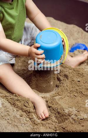 16 Monate alte junge Kind spielen im Sand, Montreal, Quebec, Kanada. Stockfoto