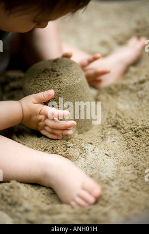 16 Monate alte junge Kind spielen im Sand, Montreal, Quebec, Kanada. Stockfoto