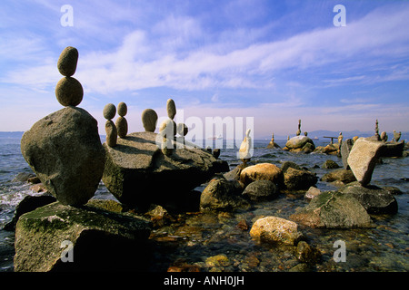 Ausgewogene Felsen entlang der Ufermauer, Stanley Park, Vancouver, Britisch-Kolumbien, Kanada. Stockfoto