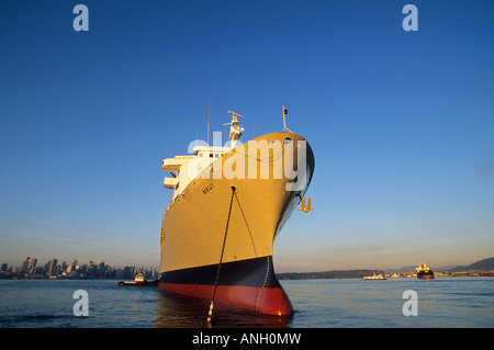 Schlepper bei Sonnenaufgang "Swingen den Kompass" auf die frisch gestrichenen Tanker "Maui", Burrard Inlet, Vancouver, Britisch-Kolumbien, Kanada. Stockfoto