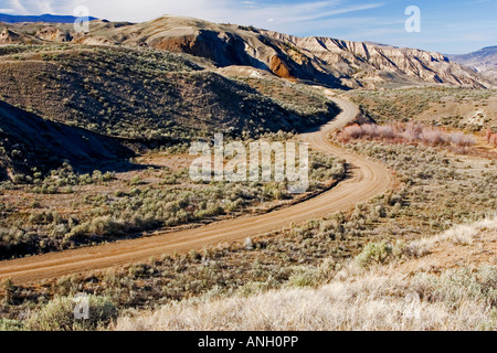 Straße in den Churn Creek Gegend, British Columbia, Kanada zurück. Stockfoto