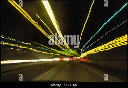 Fahren durch einen Tunnel mit Licht von anderen Autos glänzen Stockfoto