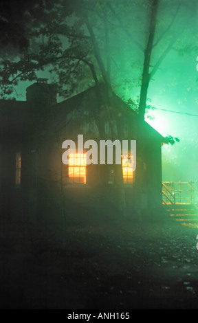 Einsame Hütte im Wald bei Big Meadows Lodge Shenandoah Nationalpark Virginia mit im Inneren leuchtet auf und unheimliches grünes Leuchten Stockfoto