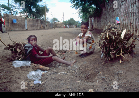 Arba Minch Äthiopien zwei Kinder sitzen auf der Straße tragen Brennholz COPYRIGHT George Philipas moralische Rechte ASSERTED Stockfoto