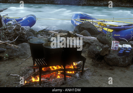 Campen Sie Feuer auf Floßfahrt entlang der Chilcotin River, British Columbia, Kanada. Stockfoto