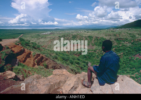 Arba Minch Äthiopien A junge blickt auf das Rift Valley in der Nähe der Stadt COPYRIGHT GEORGE PHILIPAS moralische Rechte geltend gemacht Stockfoto