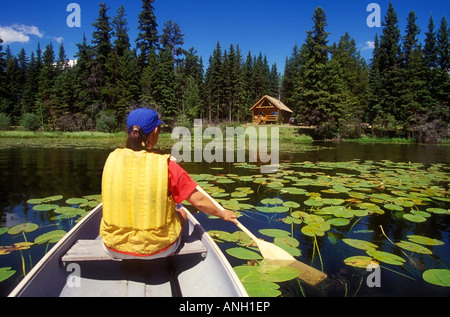 Kanu zurück in den Sommer-Hütte, Ten-Ee-ah Lodge, Spout Lake, Cariboo Country, Britisch-Kolumbien, Kanada. Stockfoto