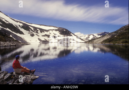 Wandern, sitzen in der Nähe von Alpensee, Tweedsmuir Park, Britisch-Kolumbien, Kanada. Stockfoto