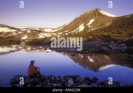 Wandern, sitzen in der Nähe von Alpensee, Tweedsmuir Park, Britisch-Kolumbien, Kanada. Stockfoto