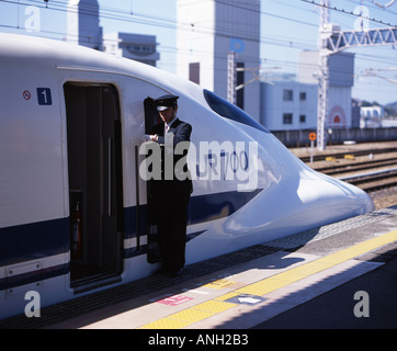 Bullet Train-Dirigent blickt seine Uhr am Bahnhof Himeji Japan Stockfoto