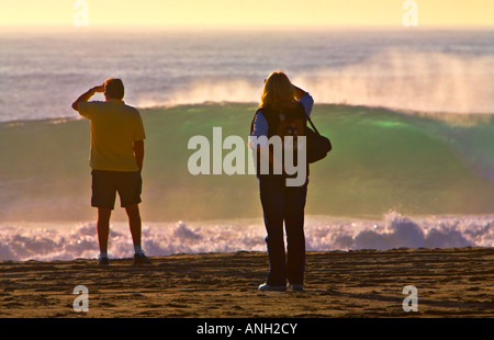 Menschen beobachten große Wellen bei Zuma Beach Malibu Los Angeles County Kalifornien Vereinigte Staaten Stockfoto