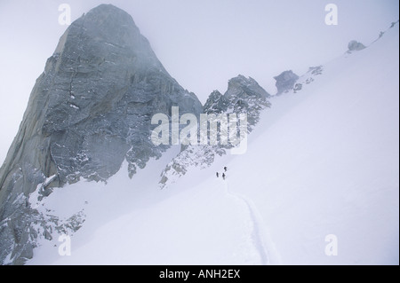 Backcountry Skifahrer unter Snowpatch Spire, Bugaboos, Britisch-Kolumbien, Kanada. Stockfoto