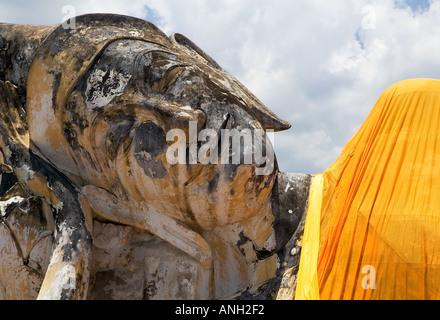 Das Gesicht des berühmten Liegenden Buddha Sehenswürdigkeiten in Thailand. Stockfoto