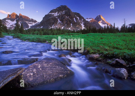 Magog Creek und Naiset Point, Mount Assiniboine Provincial Park, Britisch-Kolumbien, Kanada. Stockfoto