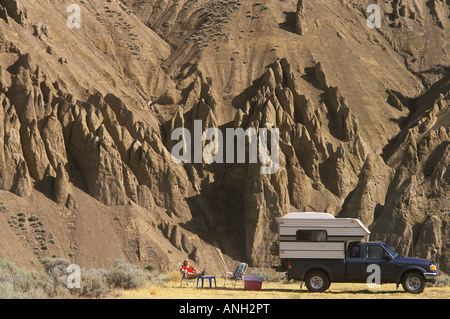 Camping von Hoodoos, Chilcotin Flussgebiet, Farwell Canyon, British Columbia, Kanada. Stockfoto