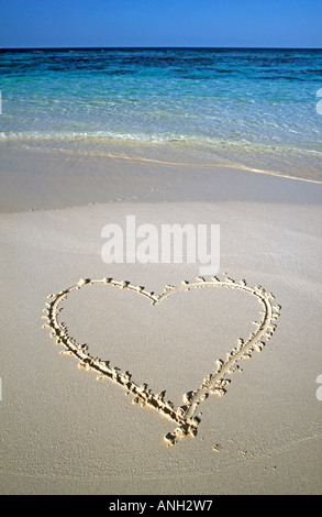 Herz, gezeichnet in den Sand, Malediven, Indischer Ozean Stockfoto