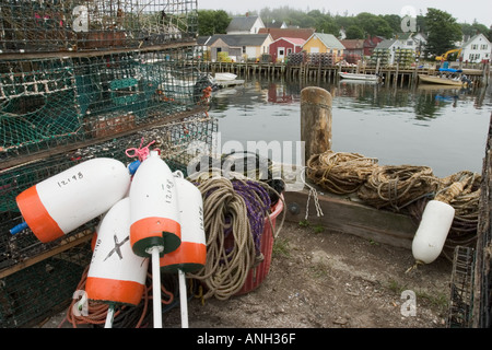 Hummer-Bojen und fallen auf ein Dock im Hafen von Vinalhaven, Vinalhaven Island, Maine. Stockfoto