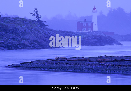 Fisgard Leuchtturm in Twilight, Fort Rodd Hill National Historic Site, Victoria, Britisch-Kolumbien, Kanada. Stockfoto