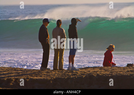 Menschen beobachten große Wellen bei Zuma Beach Malibu Los Angeles County Kalifornien Vereinigte Staaten Stockfoto