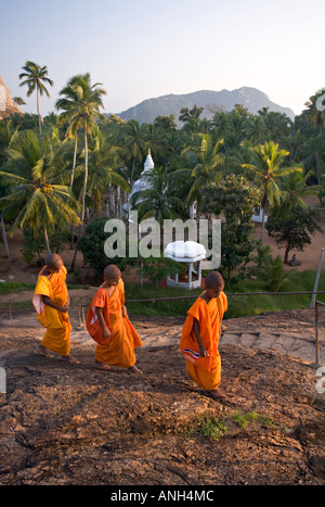 Novizen vor Ambasthale Dagoba, Mihintale, Sri Lanka Stockfoto