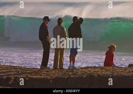 Menschen beobachten große Wellen bei Zuma Beach Malibu Los Angeles County Kalifornien Vereinigte Staaten Stockfoto