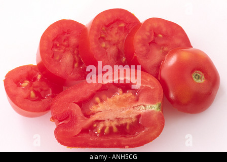 Solanum lycopersicum syn Lycopersicon esculentum 'Juliet' (Tomato) FI Hybrid. Reife Früchte aufgeschnitten. Stockfoto