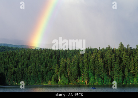 Regenbogen erstreckt sich über Dutch Lake, Clearwater, Britisch-Kolumbien, Kanada. Stockfoto