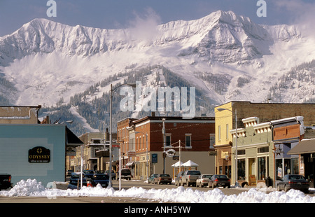 Ansicht der Second Avenue (Victoria Avenue) im Winter mit Fernie Alpine Resort und Eidechse im Hintergrund, Fernie, British Colu Stockfoto