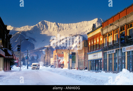 Ansicht der Second Avenue (Victoria Avenue) im Winter mit Fernie Alpine Resort und Eidechse im Hintergrund, Fernie, British Colu Stockfoto