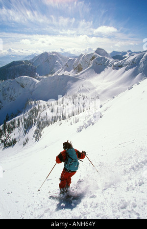 Junge Frau Skifahren auf Polar Peak Fernie Alpine Resort im Bereich "Eidechse" in der Nähe von Fernie, Britisch-Kolumbien, Kanada. Stockfoto