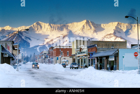 Ansicht der Second Avenue (Victoria Avenue) Fernie Alpine Resort und Eidechse im Hintergrund, Fernie, Britisch-Kolumbien, Kanada. Stockfoto