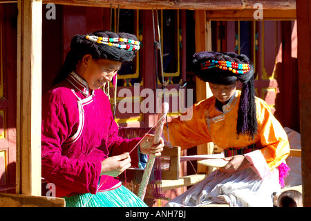 Yunnan Mosu Minderheit Schlepptau Schwester zu Hause, bei einem Webstuhl zu arbeiten. Stockfoto