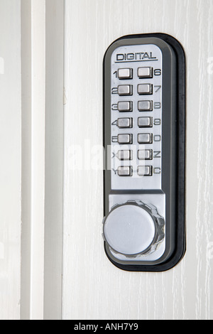 Digital Door Lock auf weiße Innentür Stockfoto