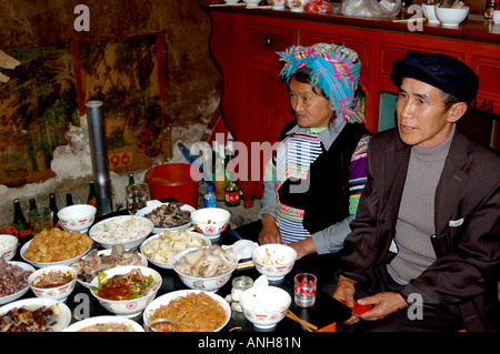 Yunnan Miao Minderheit Hochzeit Elternteil Vater und Mutter warten Braut und Bräutigam zum Ausdruck bringen dank der übergeordneten Stockfoto