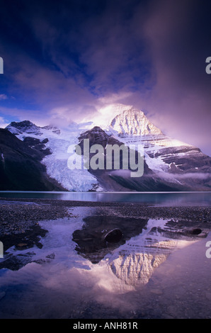 Berg-See im Morgengrauen: der Berg Gletscher stürzt sich die Nordwand des 3954metre/12969 ft Mount Robson, dem höchsten Gipfel in der Cana Stockfoto