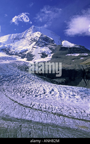 Wie ein Fluss des Eises scheint stark spaltenreichen Robson Gletscher hinunter die Ostwand des 3954 m/12969 ft Mount Robson fließen, Stockfoto