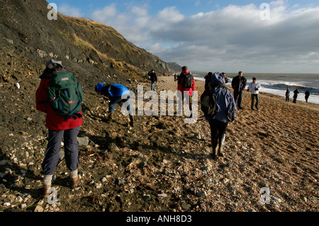 UK Dorset Jurassic Coast Charmouth fossilen Jäger am Strand winter Stockfoto