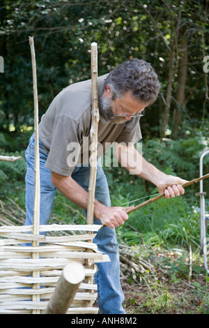 Flechtwerk-Zaun wird in Handarbeit von Experten Flechtwerk Maker (Serie von Bildern) Stockfoto