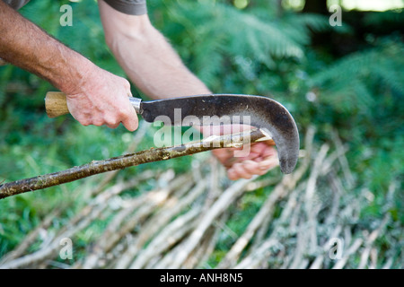 Flechtwerk-Zaun wird in Handarbeit von Experten Flechtwerk Maker (Serie von Bildern) Stockfoto